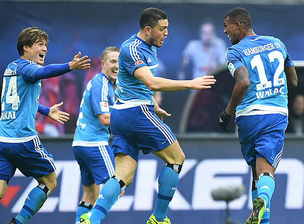 Papadopuolos und Wallace bejubeln den HSV-Treffer.