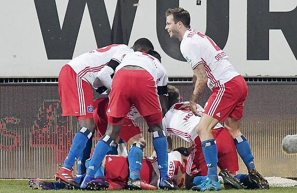 Die Spieler bejubeln das 2:0 von Matthias Ostrzolek