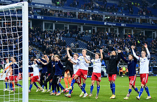 Der verdiente Lohn: Mannschaft und Fans feiern gemeinsam den Sieg und das besondere Stadionerlebnis dieses Sonnabends. Der verdiente Lohn: Mannschaft und Fans feiern gemeinsam den Sieg und das besondere Stadionerlebnis dieses Sonnabends.