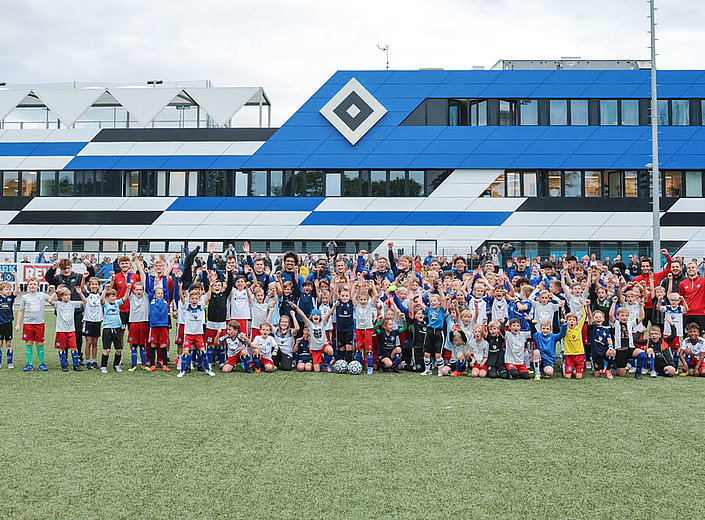 100 Kids dribbeln bei den Profis auf