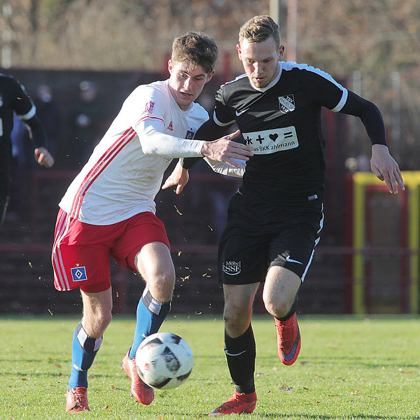 Leon Mundhenk im Zweikampf. Er ist einer von acht Spielern, die in diesem Jahr aus der U19 hochkamen. Leon Mundhenk im Zweikampf.