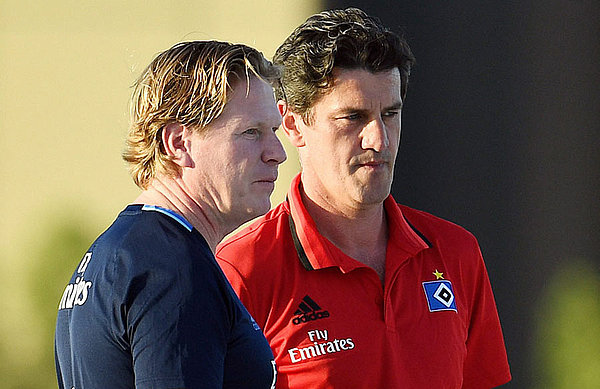 Auch Sportchef Jens Todt schaute sich das Training von Markus Gisdol an. Markus Gisdol und Jens Todt beobachten das Training.