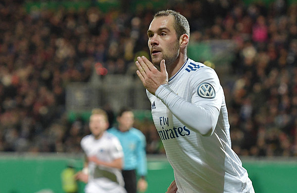 Doppelt hält besser: Pierre-Michel Lasogga brachte den HSV mit seinem Doppelpack - einmal mit rechts, einmal mit links - auf die Siegerstraße in Richtung DFB-Pokal-Achtelfinale.