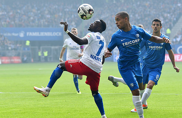 Gerade in der Offensive fehlt aktuell die nötige Durchschlagskraft. Titz will daher gezielt an den Defiziten arbeiten. Khaled Narey behauptet den Ball.