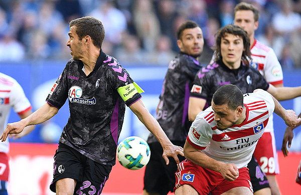 Kyriakos Papadopoulos fand sich im Spiel gegen Freiburg mehr als einmal in der Offensive wieder. Papadopoulos im Zweikampf mit drei Freiburgern.