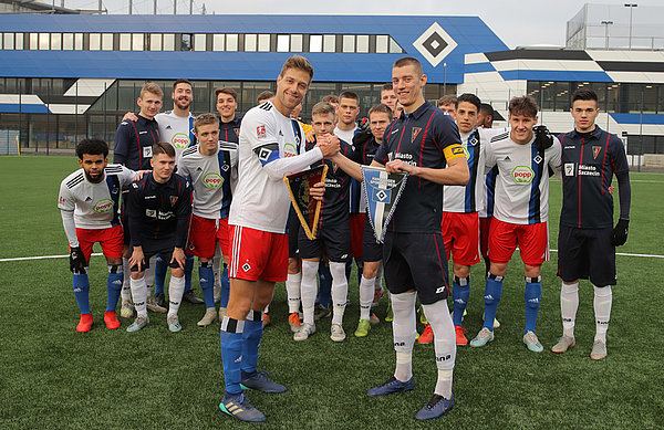 Wimpeltausch: Vor dem Spiel begrüßte der heutige Kapitän Henrik Giese mit der U21 den polnischen Kooperationspartner in Hamburg.