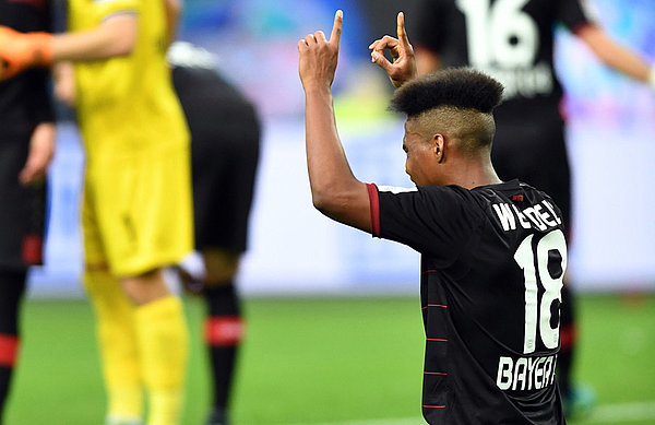 Wendell streckt auf dem Spielfeld knieend die Arme in die Höhe.