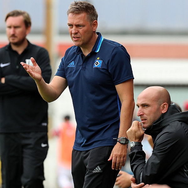 Dirk Kunert und Co-Trainer Soner Uysal (re.) treten mit der U21 in Rehden an. Dirk Kunert und Soner Uysal am Spielfeldrand.