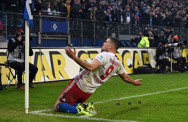 Papadopoulos bejubelt seinen Treffer zum 1:0 gegen Leverkusen.