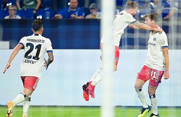 Erzielten beim 3:1-Sieg auf Schalke am 1. Spieltag das zwischenzeitliche 2:1 und markierten damit die ersten beiden Scorerpunkte von HSV-Einwechselspielern: Torschütze Moritz Heyer (M.) und Vorlagengeber Maxi Rohr (re.). 