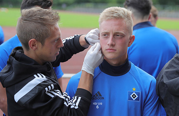 Cold as ice: Dominic Cyriacks (r.) verzieht beim Stich ins Ohr keine Miene.