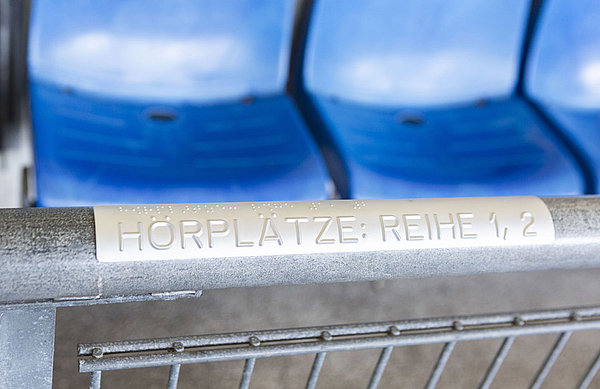 Durch das taktile Wegeleitsystem können sich sehbeeinträchtigte und blinde Fans im Stadion besser orientieren und leichter zu ihren Hörplätzen im Block 3C finden. Durch das taktile Wegeleitsystem können sich sehbeeinträchtigte und blinde Fans im Stadion besser orientieren und leichter zu ihren Hörplätzen im Block 3C finden.