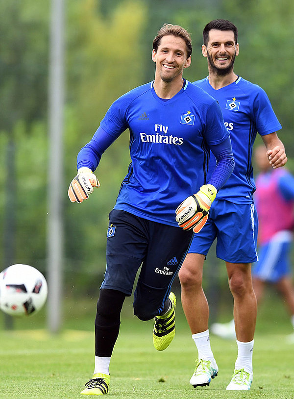 Freuen sich auf ihre Rückkehr nach Leverkusen: Rene Adler und Emir Spahic. Rene Adler und Emir Spahic lachend beim Training.