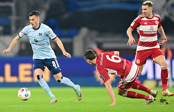 Laszlo Benes returned to the starting XI after suspension.