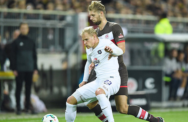 Für den FC Erzgebirge Aue bestritt der 27-Jährige bis dato 44 Pflichtspiele. In seiner Bilanz stehen sieben Tore und zwei Vorlagen. Sören Bertram verteidigt den Ball gegen den FC St. Pauli.