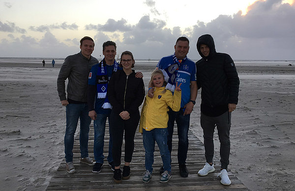 Diekmeier und Mickel am Strand mit einigen Fans.