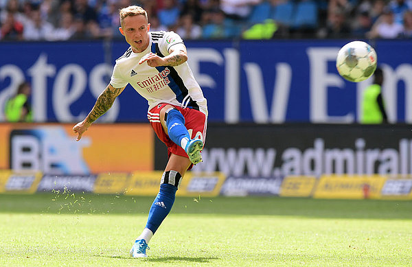 Sonny Kittel schießt auf das Tor.