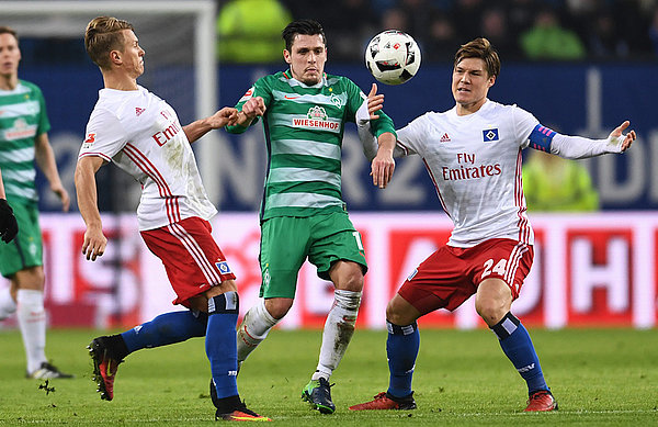 Matthias Ostrzolek und Gotoku Sakai im Zweikampf beim Heimspiel gegen Werder Bremen.