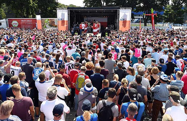 Auch beim Volksparkfest demonstrierten die HSV-Fans wieder ihre Unterstützung für den Verein. HSV-Fans stehen vor der NDR2-Bühne im Rahmen des Volksparkfests.