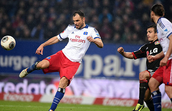 Heiko Westermann schießt gegen Leverkusen aufs Tor.
