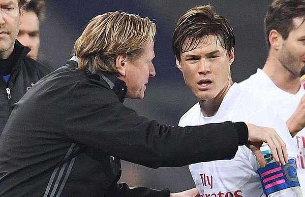 Austausch zwischen Markus Gisdol und seinem Kapitän: "Wenn es etwas zu sagen gibt, dann sag ich es". Markus Gisdol spricht mit Go Sakai bei einem Bundesliga-Spiel.