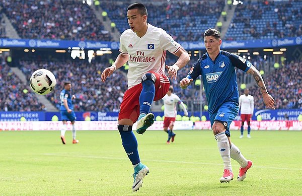 Bobby Wood wins out against Zuber.