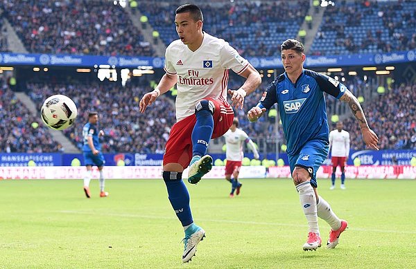 Bobby Wood behauptet den Ball gegen Zuber.