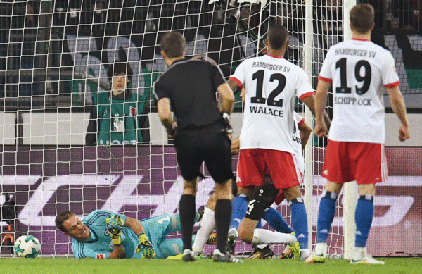 Der entscheidende Moment: Martin Harnik (verdeckt) stochert den Ball zur 1:0-Führung über die Linie und bringt Hannover damit auf die Siegerstraße.