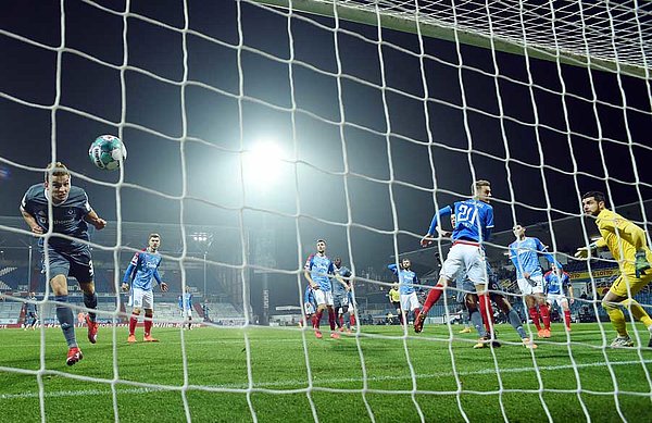 Die Führung für den HSV: Moritz Heyer steht nach einem Kittel-Eckball goldrichtig und köpft den Ball zum 1:0 über die Linie. Die Führung für den HSV: Moritz Heyer steht nach einem Kittel-Eckball goldrichtig und köpft den Ball zum 1:0 über die Linie.