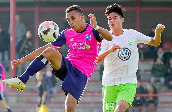 Mit dem 2:2 gegen den VfL Wolfsburg war Trainer Titz nicht zufrieden, gegen Union soll nun ein Sieg her. U17 Spieler im Zeikampf mit einem Wolfsburger.