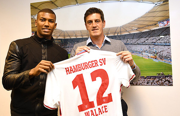 Walace und Jens Todt bei der Vertragsunterzeichnung.