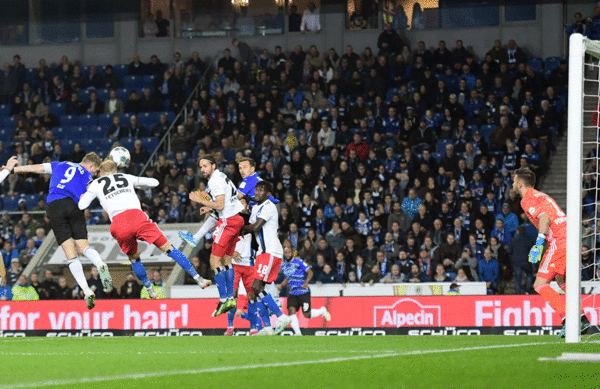 Fabian Klos köpft zum 1:1 im Auswärtsspiel bei Arminia Bielefeld. 