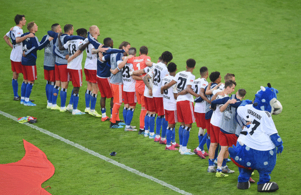 "Wir sind ein echtes Team", sagt Kapitän Rick van Drongelen - nach dem Schlusspfiff demonstrierte die Mannschaft des HSV den großen Zusammenhalt noch einmal. "Wir sind ein echtes Team", sagt Kapitän Rick van Drongelen - nach dem Schlusspfiff demonstrierte die Mannschaft des HSV den großen Zusammenhalt noch einmal.