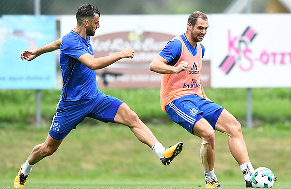 Mergim Mavraj konnte heute wieder ins Mannschaftstraining einsteigen. Mavraj im Trainingsduell mit Lasogga.