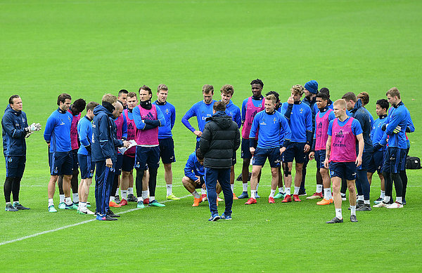 Die HSV-Spieler stehen während des Trainings im Kreis und hören ihrem Trainer und dessen Anweisungen zu.