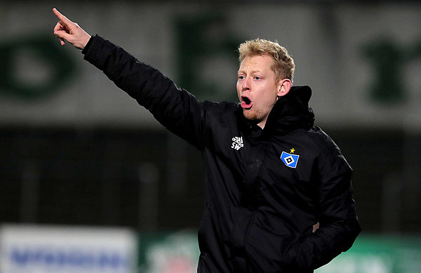Steffen Weiss steht am Spielfeldrand und zeigt mit dem Finger in eine Richtung.