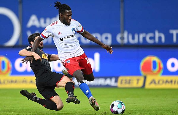 Unaufhaltsam! Bakery Jatta ist auf und davon und markiert in dieser Szene mit seinem Treffer den 3:1-Endstand. Unaufhaltsam! Bakery Jatta ist auf und davon und markiert in dieser Szene mit seinem Treffer den 3:1-Endstand.