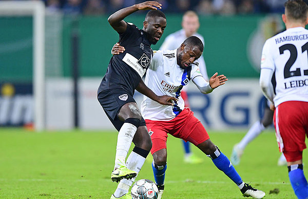 David Kinsombi im Zweikampf gegen den Ex-HSVer Orel Mangala.