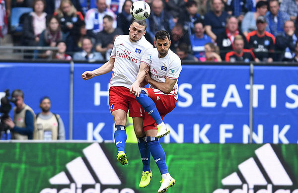 Kyriakos Papadopoulos und Mergim Mavraj im Luftzweikampf.