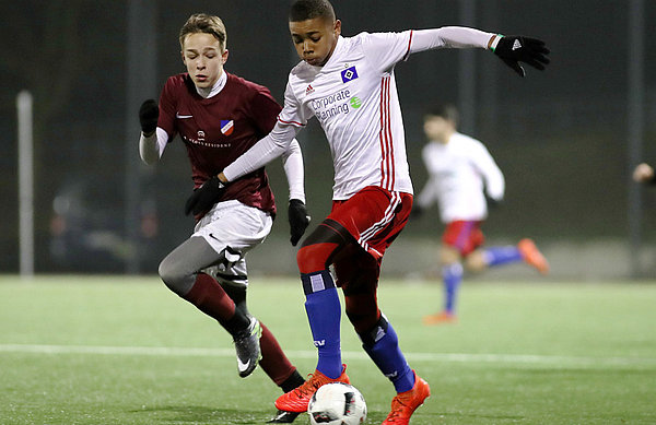 Kaum vom Ball zu trennen: Brooklyn Ezeh (r.) von der U16.