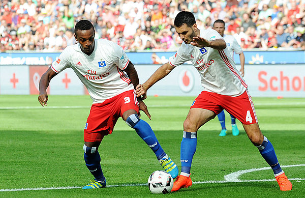 Central defenders Cleber and Spahic during the 1-2 defeat in Leverkusen.