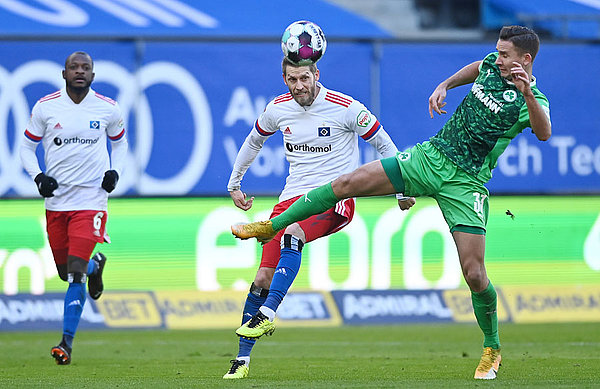 An intense first half saw few clear cut chances on either side, Aaron Hunt impressing on his return to the starting eleven, appearing all over the pitch.