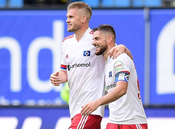 Torschützen unter sich: Simon Terodde (li.) und Tim Leibold feiern den Erfolg gegen Würzburg. Torschützen unter sich: Simon Terodde (li.) und Tim Leibold feiern den Erfolg gegen Würzburg.