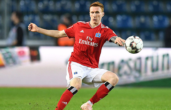 David Bates spielt den Ball.