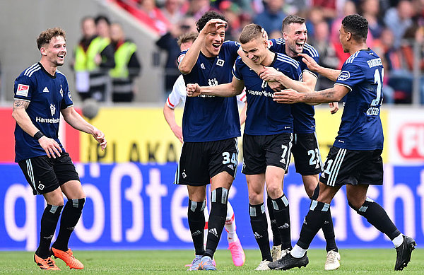  This is what team spirit looks like: The colleagues rejoice royally with Filip Bilbija, who scores his first goal of the season and the 5:1 in the 81st minute.