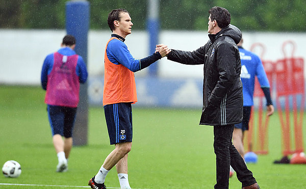 Jens Todt und Albin Ekdal klatschen sich am Trainingsplatz ab.