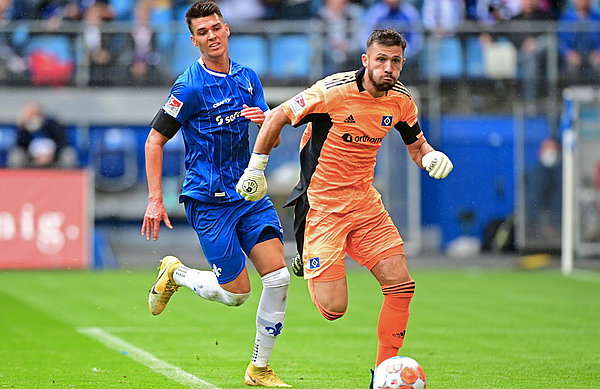 Bei der Spielweise des HSV braucht das Team einen Torwart wie Daniel Heuer Fernandes, der auch als letzter Mann agieren und damit als mitspielender Keeper auch mal weit vor dem eigenen Tor einen Konter unterbinden kann.