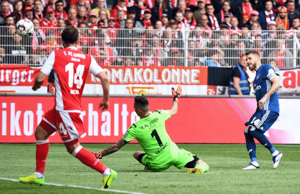 The best chance of the first half fell to Aaron Hunt, but the captain was unable to convert and grab the opening goal.