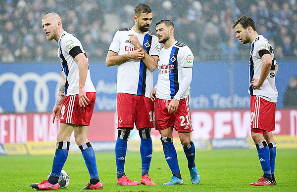 Die Enttäuschung in die Gesichter geschrieben: die Rothosen um Tim Leibold haderten nach der Niederlage im Derby mit sich und der Tatsache, trotz bester Chancen nicht in Führung gegangen zu sein.