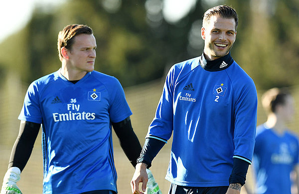 Dennis Diekmeier und Tom Mickel stehen im Training nebeneinander. 